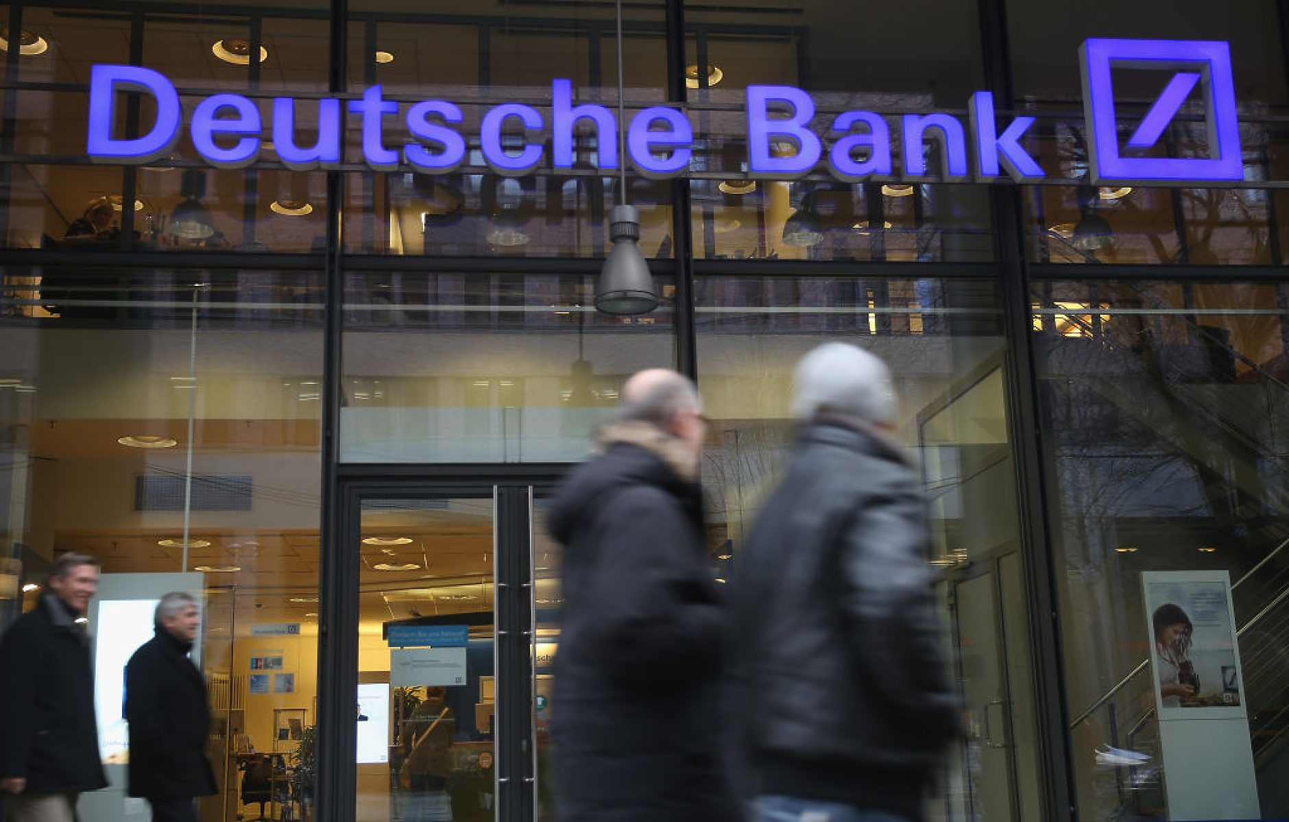 Deutsche Bank се отказа от обраното изкупуване на акции след първата тримесечна загуба от четири години