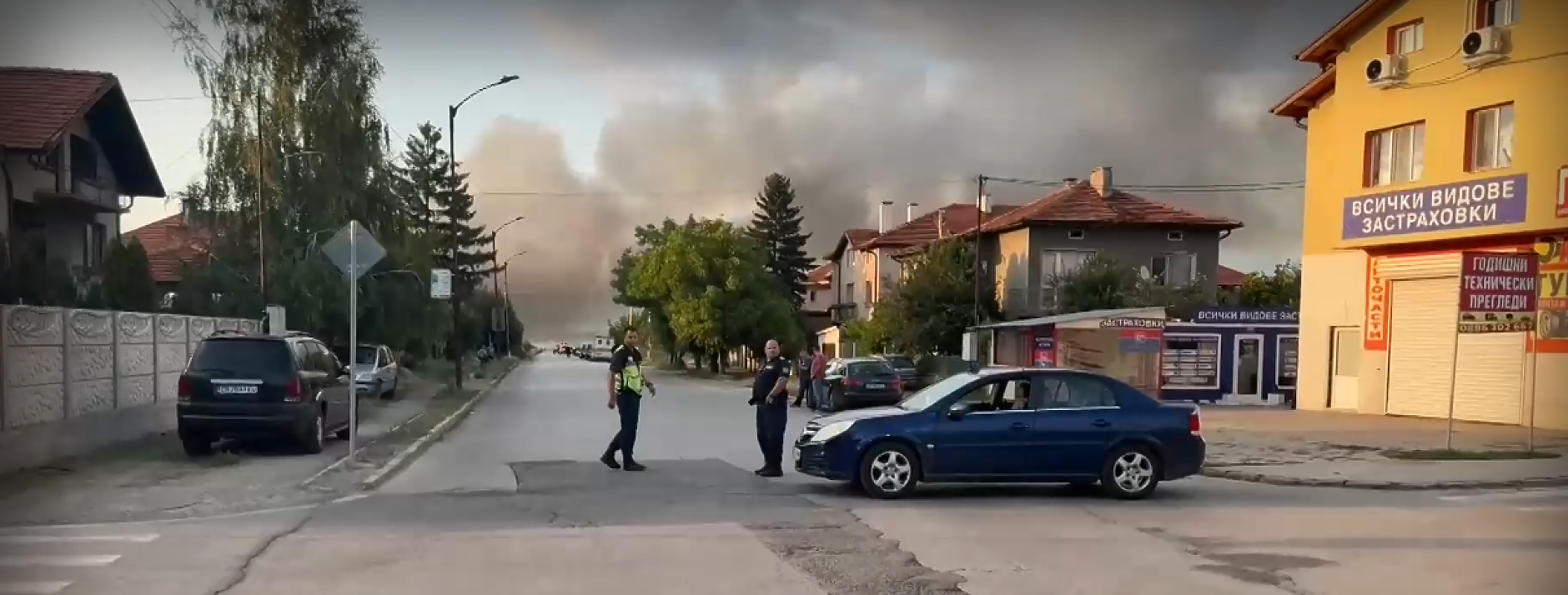 Три склада с фойерверки се взривиха край Елин Пелин. Ситуацията е много тежка, обобщи вътрешният министър (допълнена и обновена)