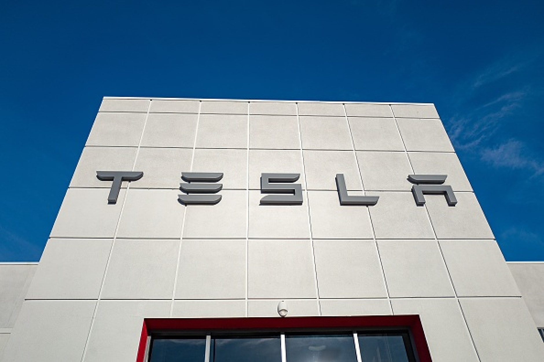 Tesla започва масово производство на хуманоидни роботи през 2026 г.