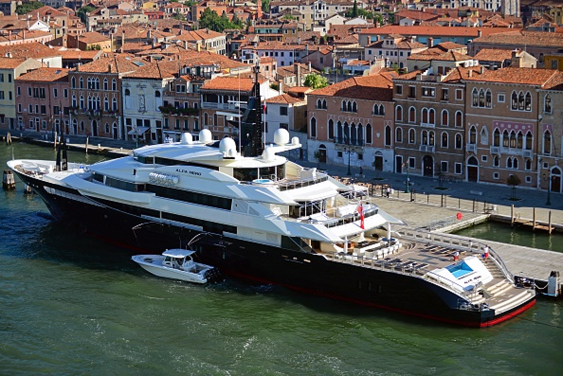 Супер скъпата яхта Alfa Nero, с мистериозен собственик, беше продадена за 40 млн. долара на анонимен купувач
