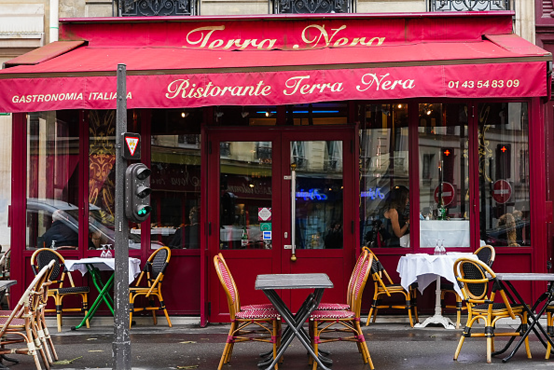 Мерки за сигурност и спецпропуски за Олимпиадата свиха с 60 % приходите на ресторантите в Париж