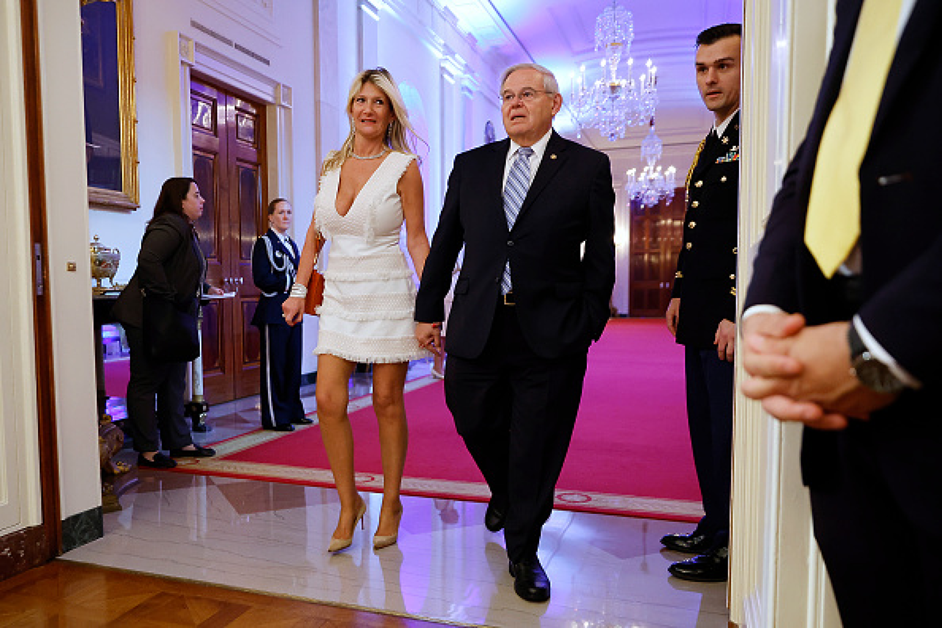 Осъденият за подкупи борец с корупцията в България американски сенатор Менендес, подаде оставка