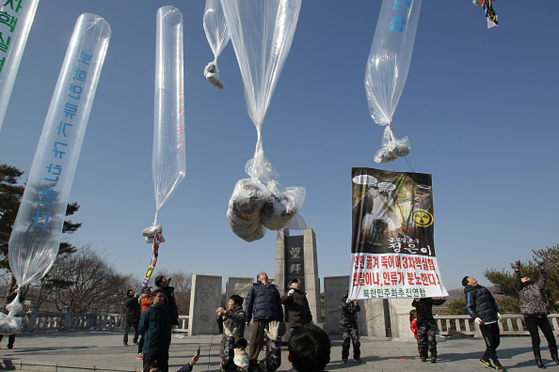 Балон с боклук от Пхенян се приземи в офиса на южнокорейския президент