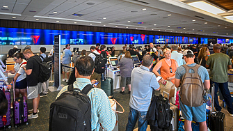 Бизнесът и услугите по света бавно се възстановяват след като