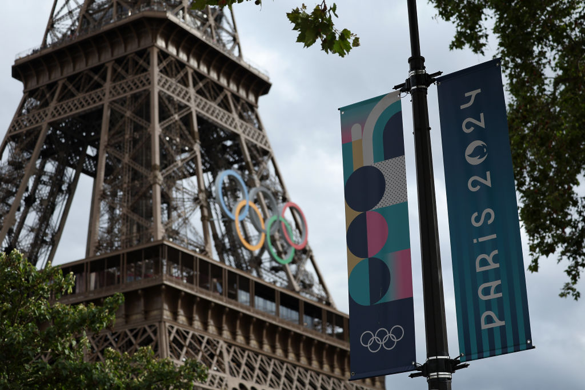 От церемонията в Сена до финалите по лека атлетика: Колко струва пътуването до Париж 2024?