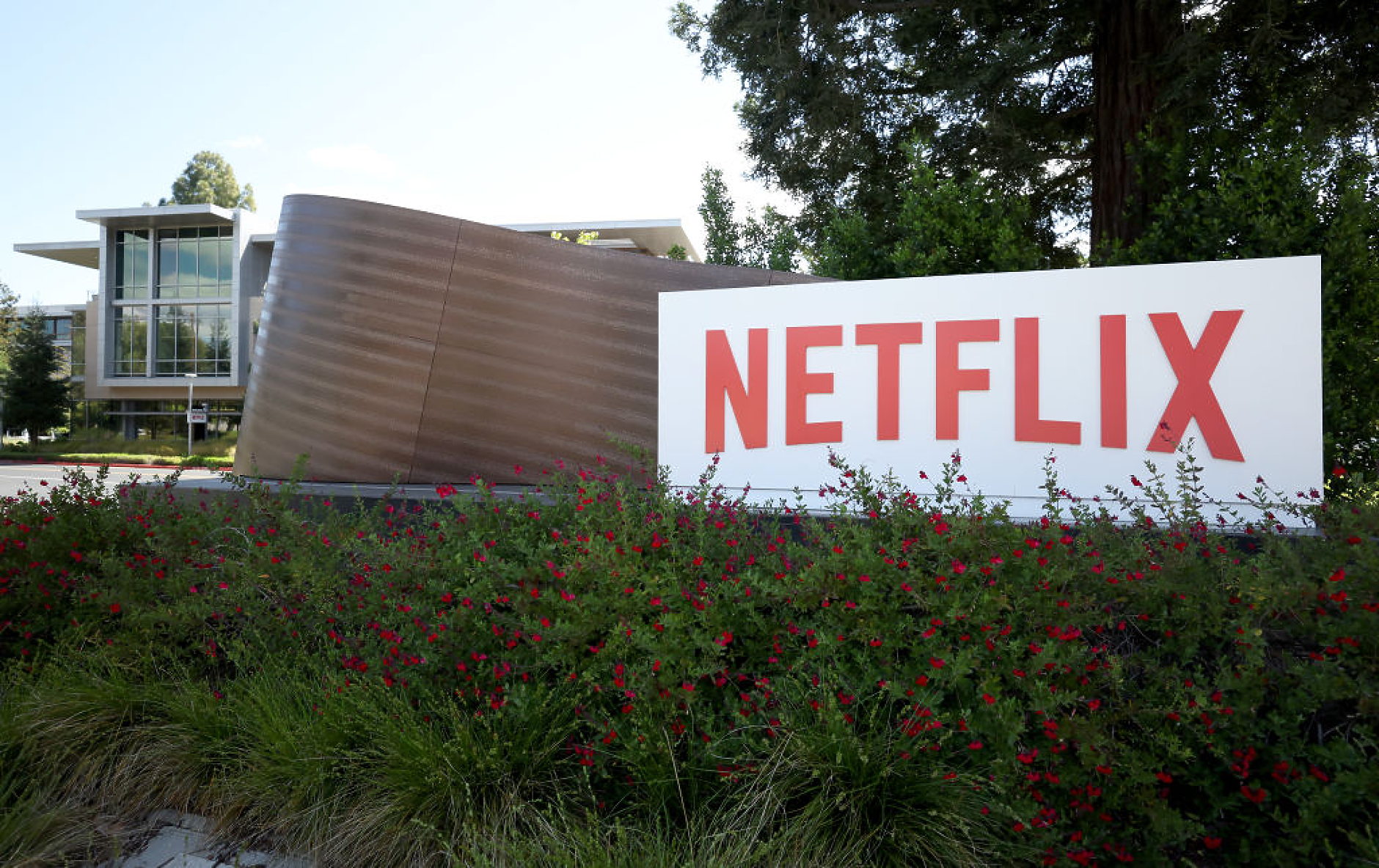 Netflix надмина очакванията за нови абонати, предупреди за растежа на приходите от реклами