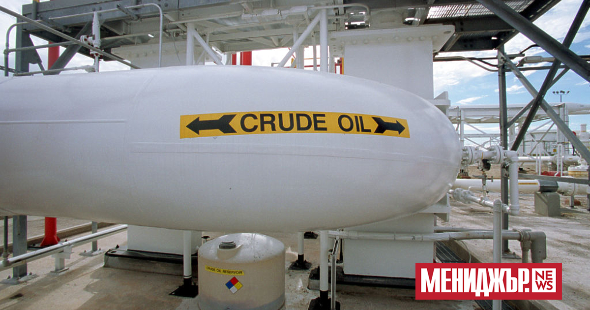 Петролът леко поскъпна в ранната търговия в петък, но цените