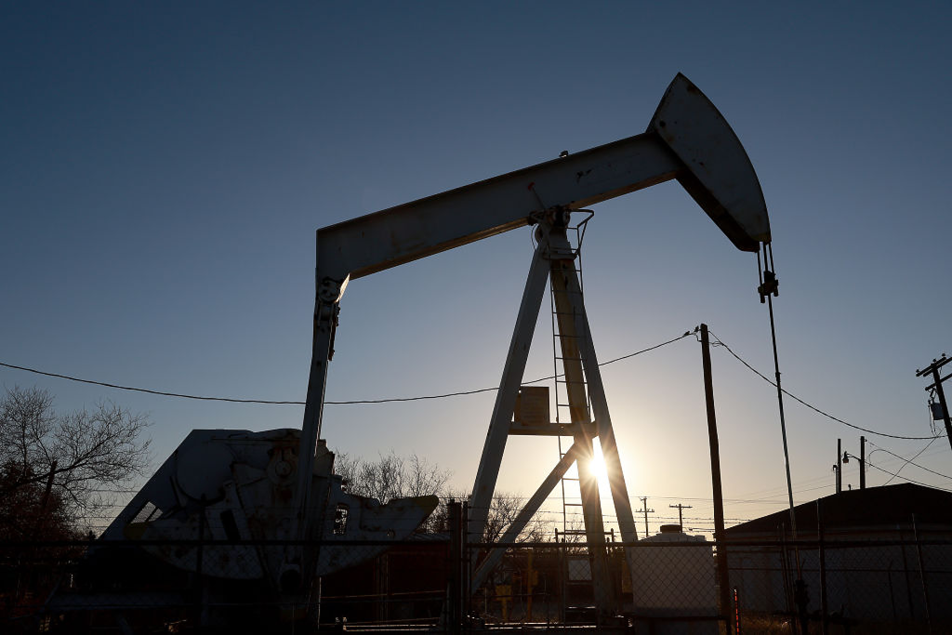 Петролът поскъпва, тъй като запасите в САЩ продължават да се свиват