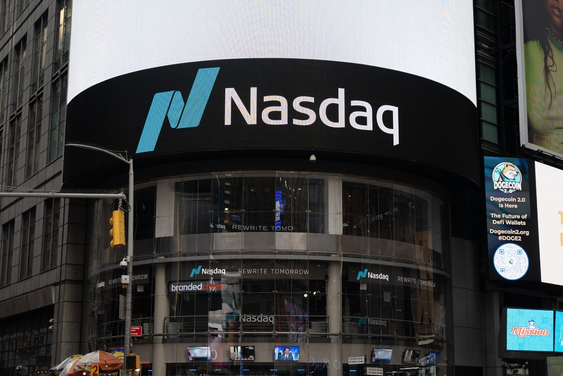 Разпродажба на технологични акции изтри близо 1 трлн. долара от капитализацията на Nasdaq