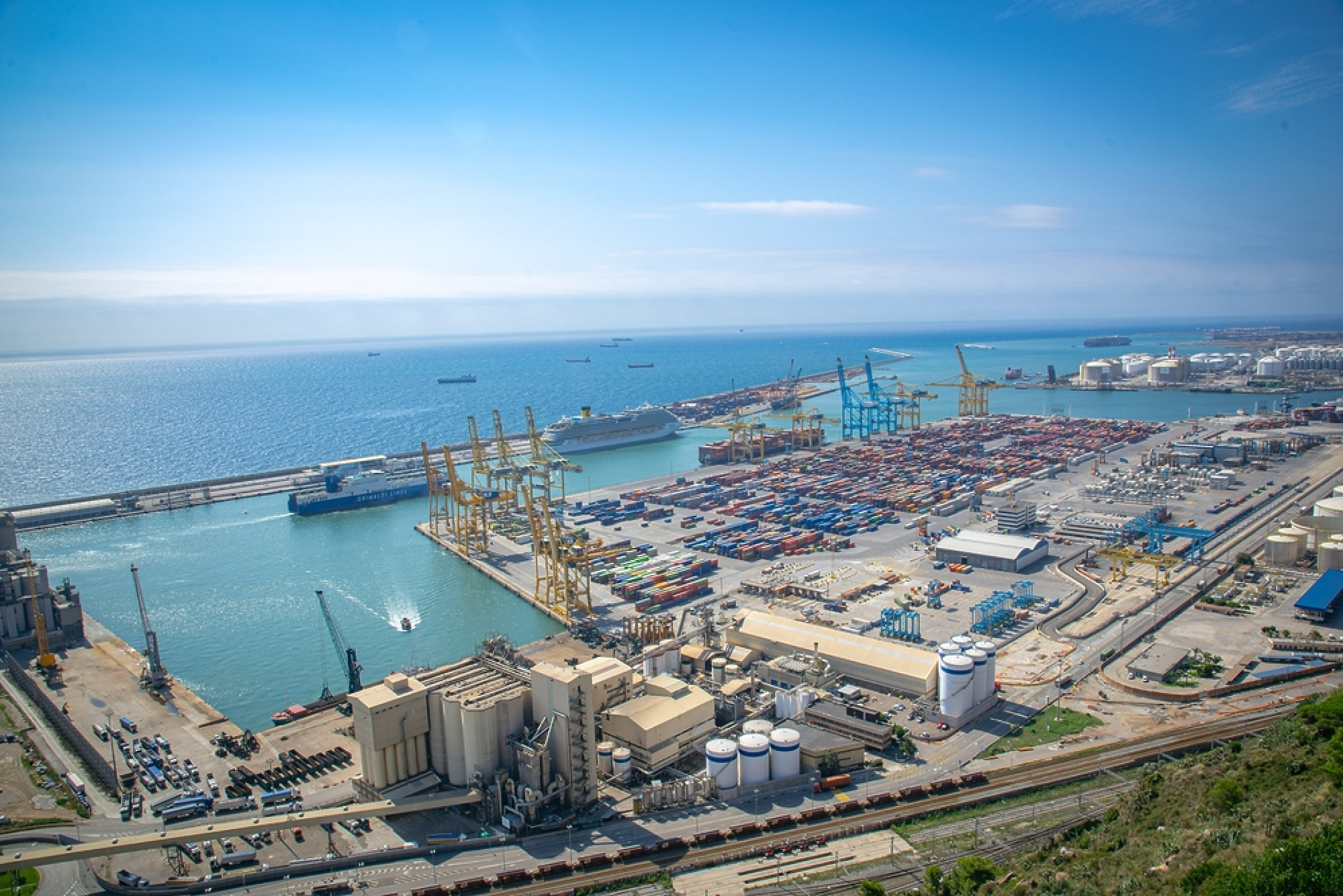 Кризата в Червено море подхранва трафика в пристанището на Барселона