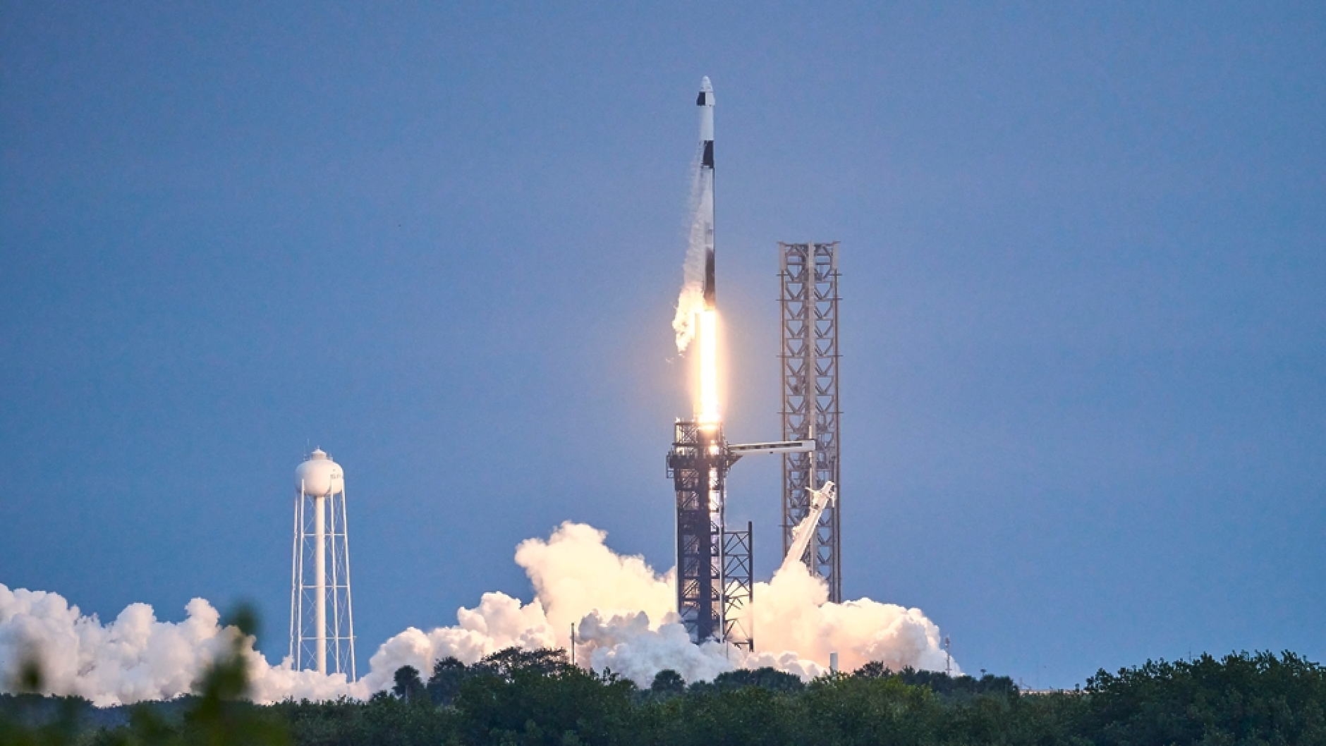 SpaceX определи 18 август за старт на мисия за ротация на екипажа на МКС