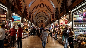 Moнументалните порти имат вековна история и сякаш пренасят посетителите в