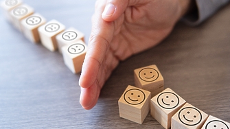 Лиза Милър автор на The New York Times изучава пирамидата