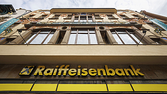 Руският филиал на австрийската Raiffeisen Bank International заяви че временно