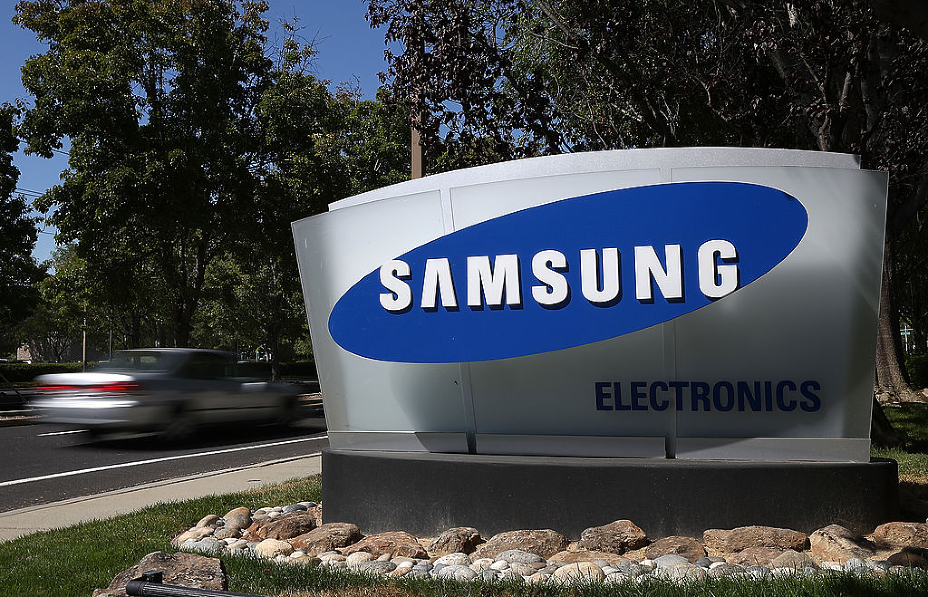 Китайски компании се запасяват с чипове на Samsung от висок клас