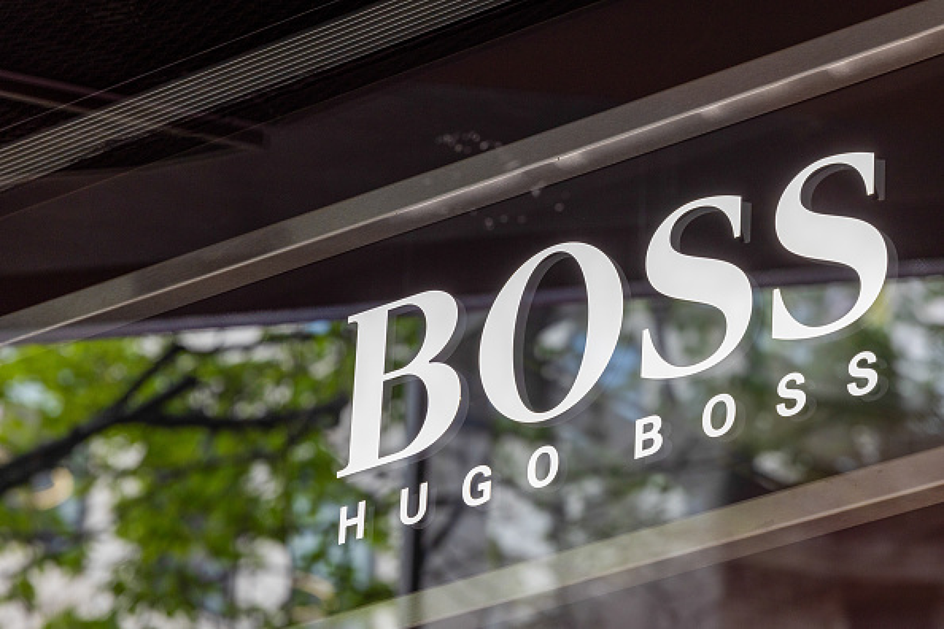 Hugo Boss продаде руския си бизнес на търговец на дребно