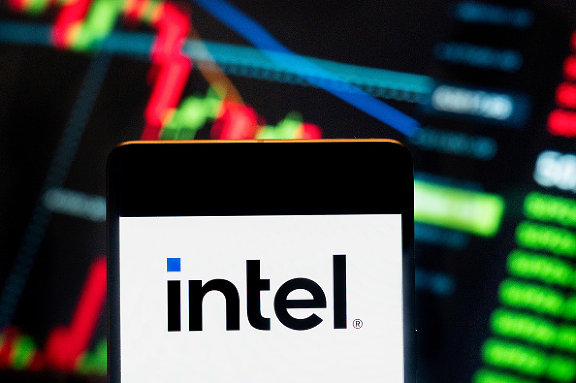 Производителят на чипове Intel уволнява 15 000 служители, за да намали разходите си 