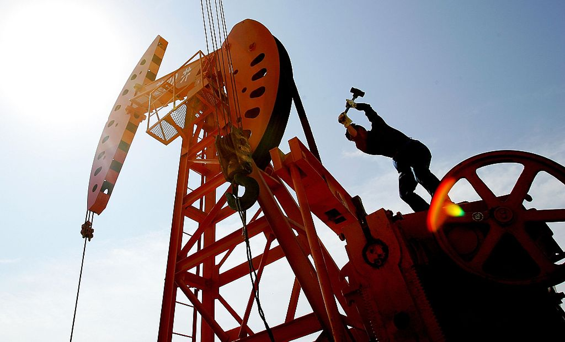 Петролът поевтинява, тъй като страховете от рецесия в САЩ засенчват напрежението в Близкия изток