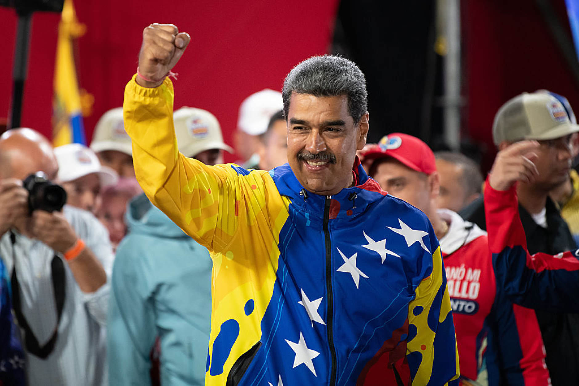 Мадуро предупреждава, че ще призове за „нова революция“, ако бъде принуден от „северноамериканския империализъм“