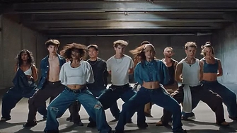 Модната марка Gap напълно възприема завръщането на широките дрехи част