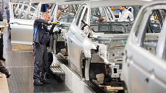 Световната автомобилна индустрия бележи спад на фона на продължаващото и