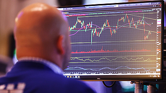 Чуждите инвеститори разтоварват своите притежания от скъпи индийски акции и