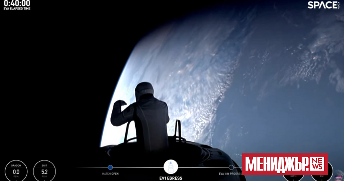 Двама членове на екипажа на Crew Dragon, състоящ се от