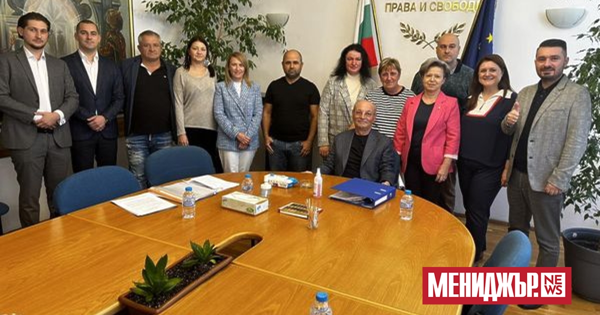 Почетният председател на ДПС Ахмед Доган се появи изненадващо в