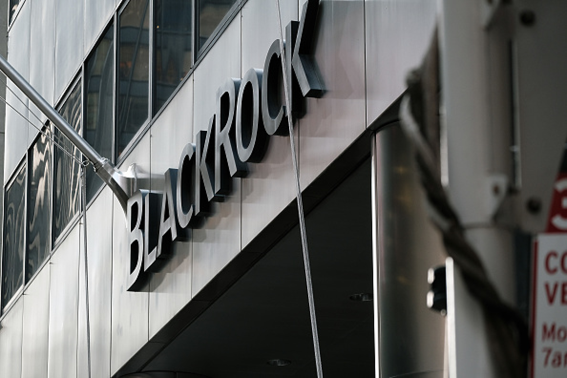 Компаниите BlackRock, Microsoft и MGX от Абу Даби събират 30 млрд. долара за инвестиции в ИИ инфраструктура