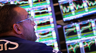 Доларът отслабна в сряда докато доходността на облигациите на САЩ