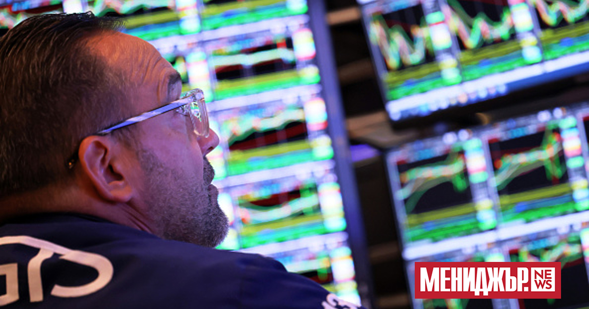 Доларът отслабна в сряда, докато доходността на облигациите на САЩ