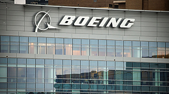 Boeing замразява наемането и обмисля временни отпуски за да намали