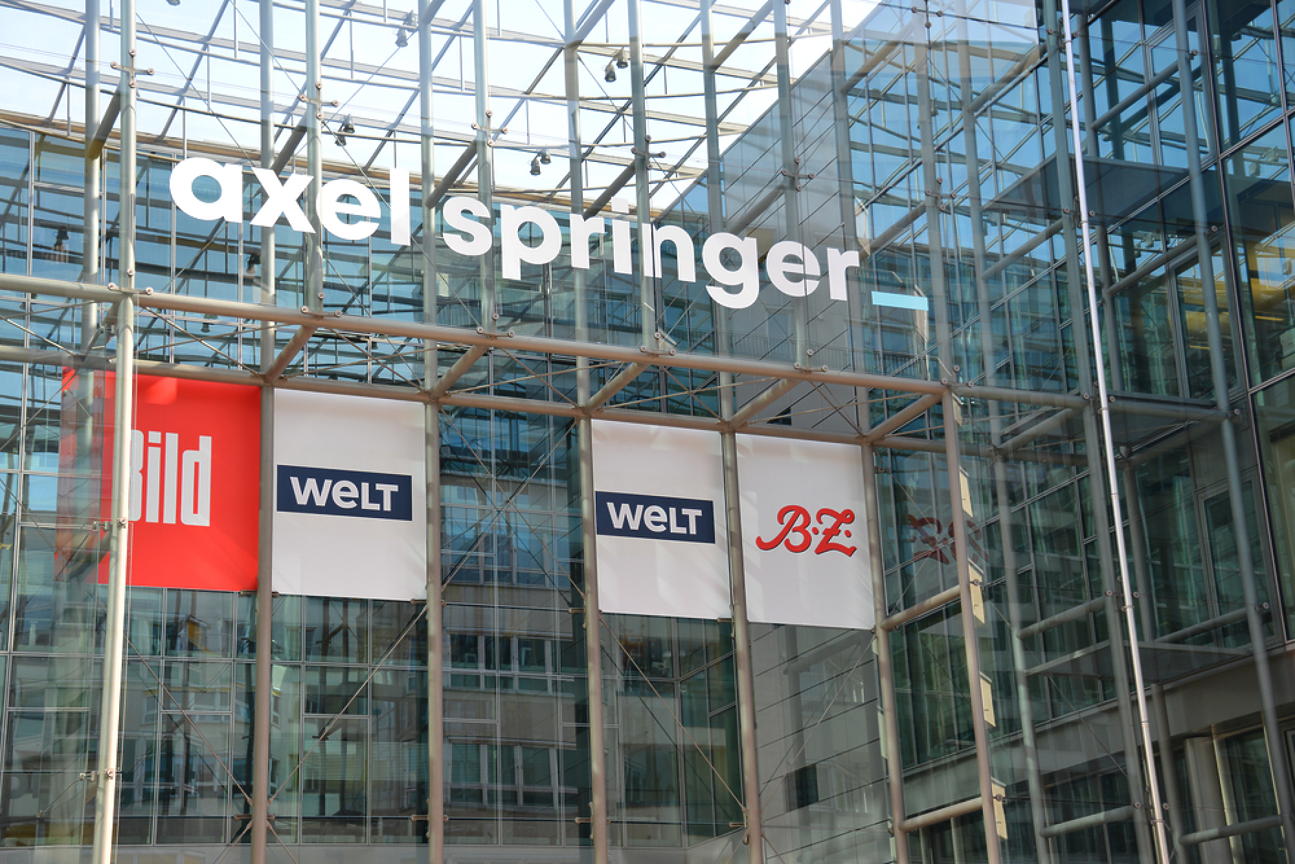 Германската медийна империя Axel Springer се разделя на две