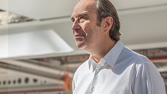 Консорциум от инвеститори воден от френския милиардер Ксавие Ниел приключи