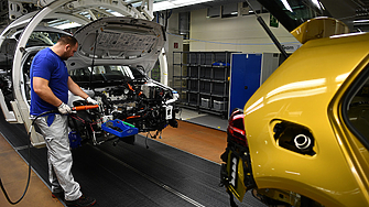 Автомобилните заводи в Съединените щати и по света не произвеждат толкова коли