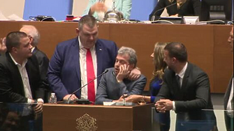 Почти безличното съществуване на един от най кратките формати на Народното