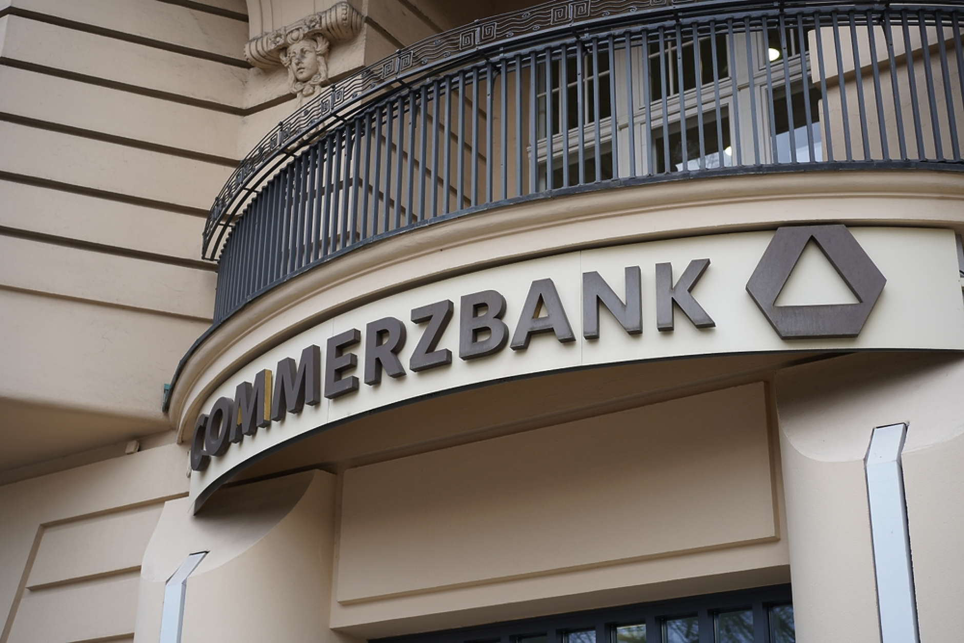 Шефката на Commerzbank предупреди за  рисковете от евентуално сливане с UniCredit 