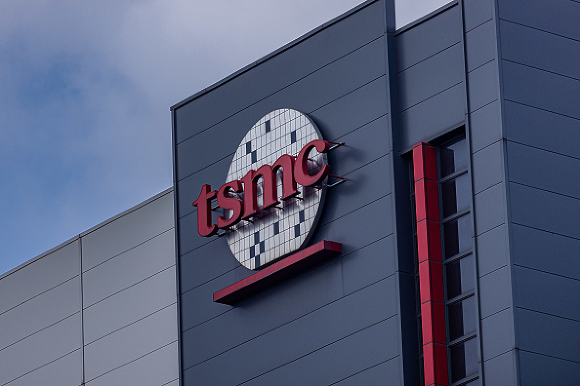 TSMC  спря доставките за китайска фирма след откриването на чип в процесор на Huawei