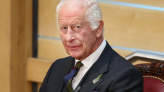 Британският крал Чарлз III и неговият син принц Уилям прибират