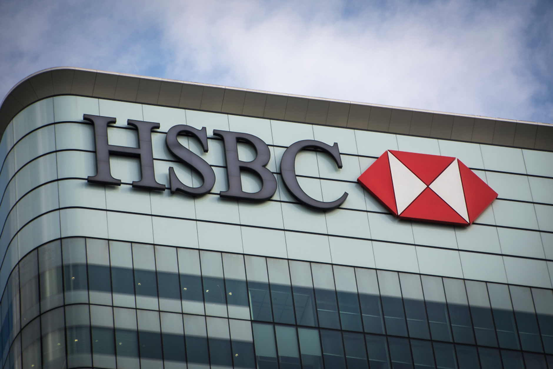  HSBC започва мащабно преструктуриране, назначава първата жена финансов директор