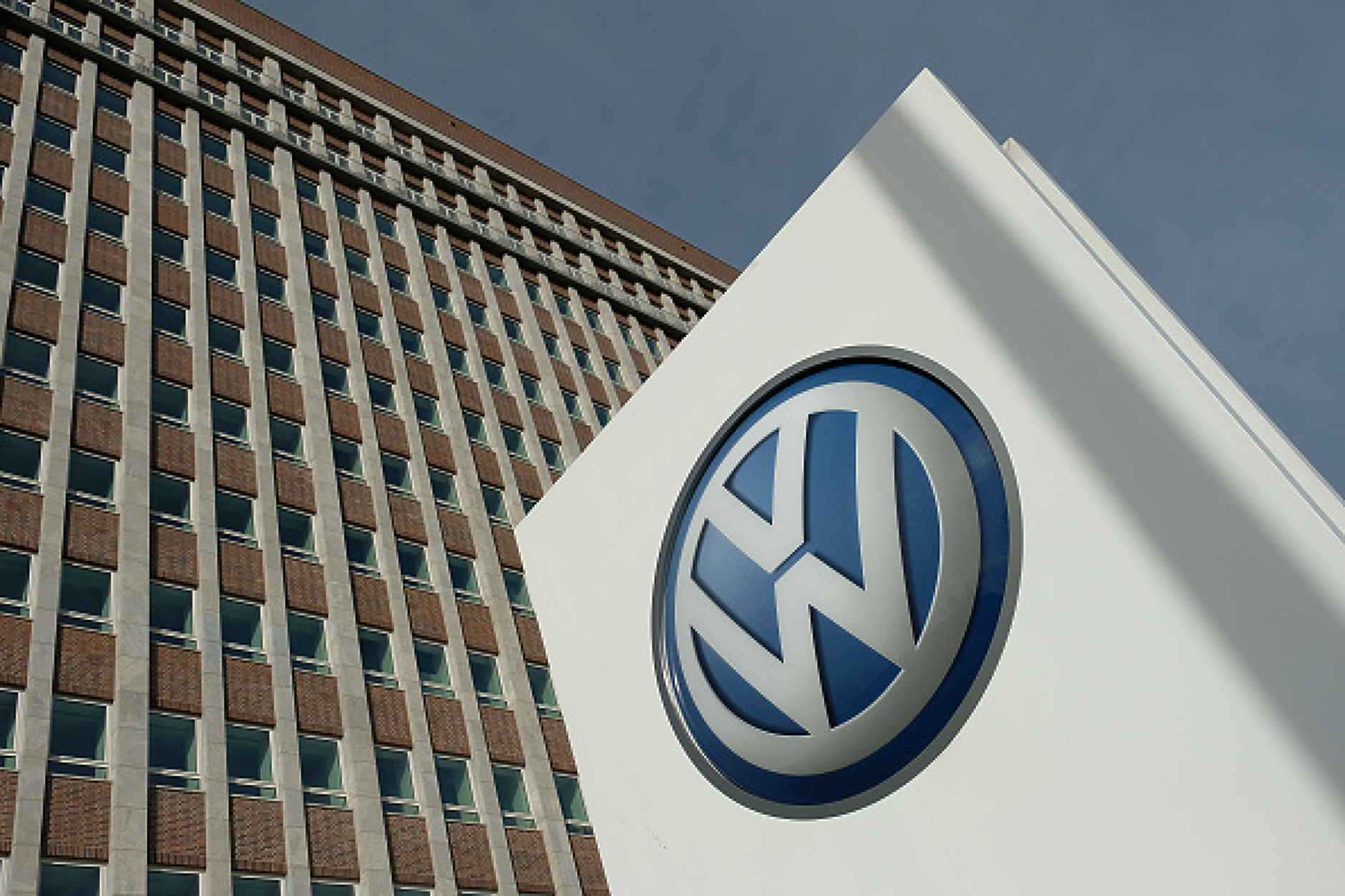 Работниците  на VW започват битка  срещу натиска за  $18 млрд. намаляване на разходите