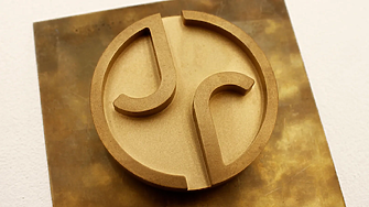 Jaguar обновява марката за да прегърне буйния модернизъм на фона