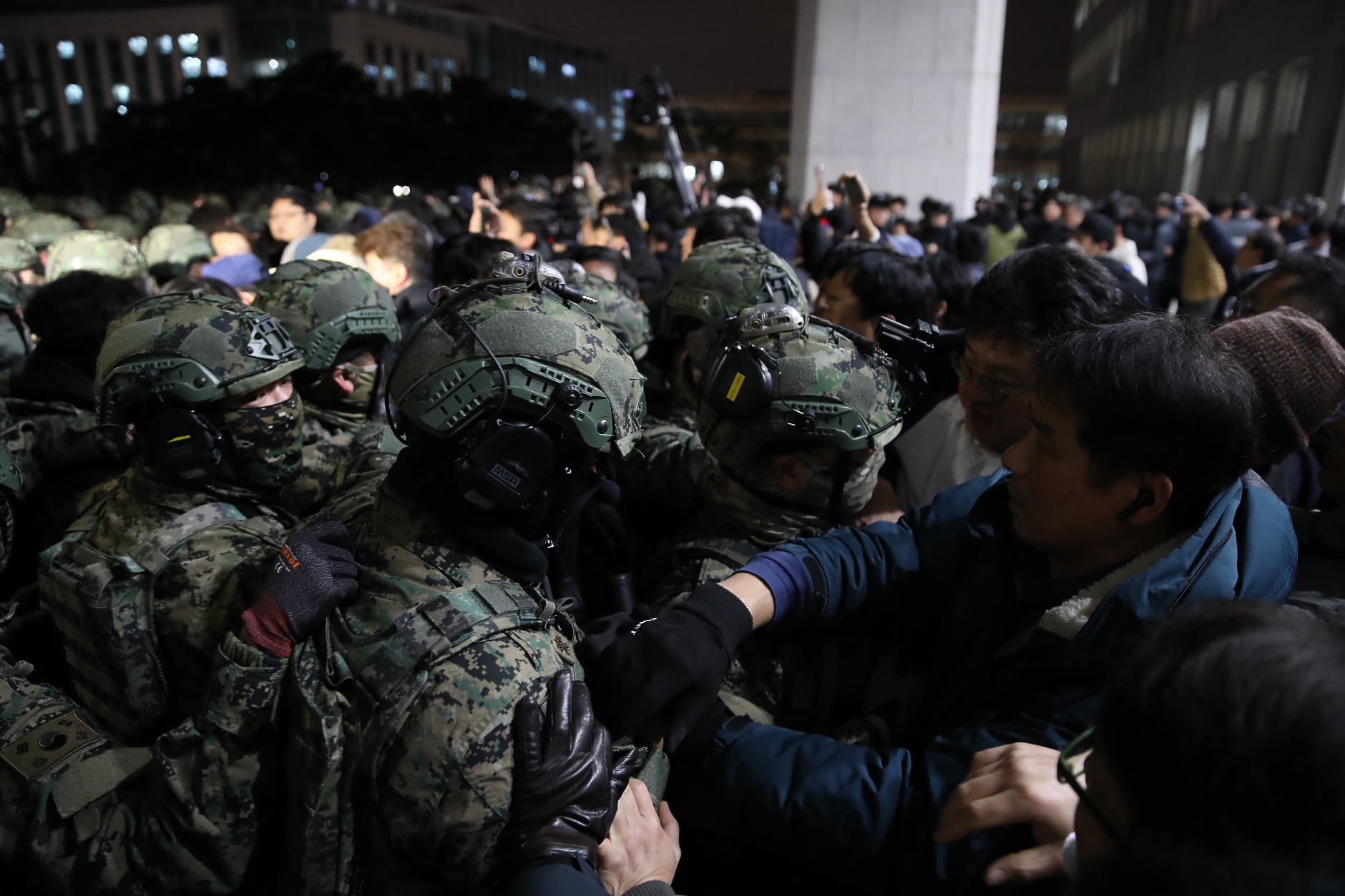 Снимка: Getty images / сблъсък между военни и протестиращи