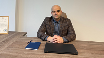 Чрез ежедневна обмяна на информация с нашите клиенти и насочване