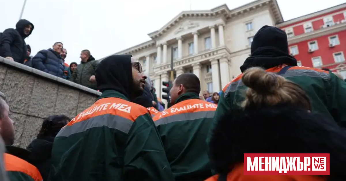 Миньорски протест се провежда пред сградата на Министерския съвет. Той е