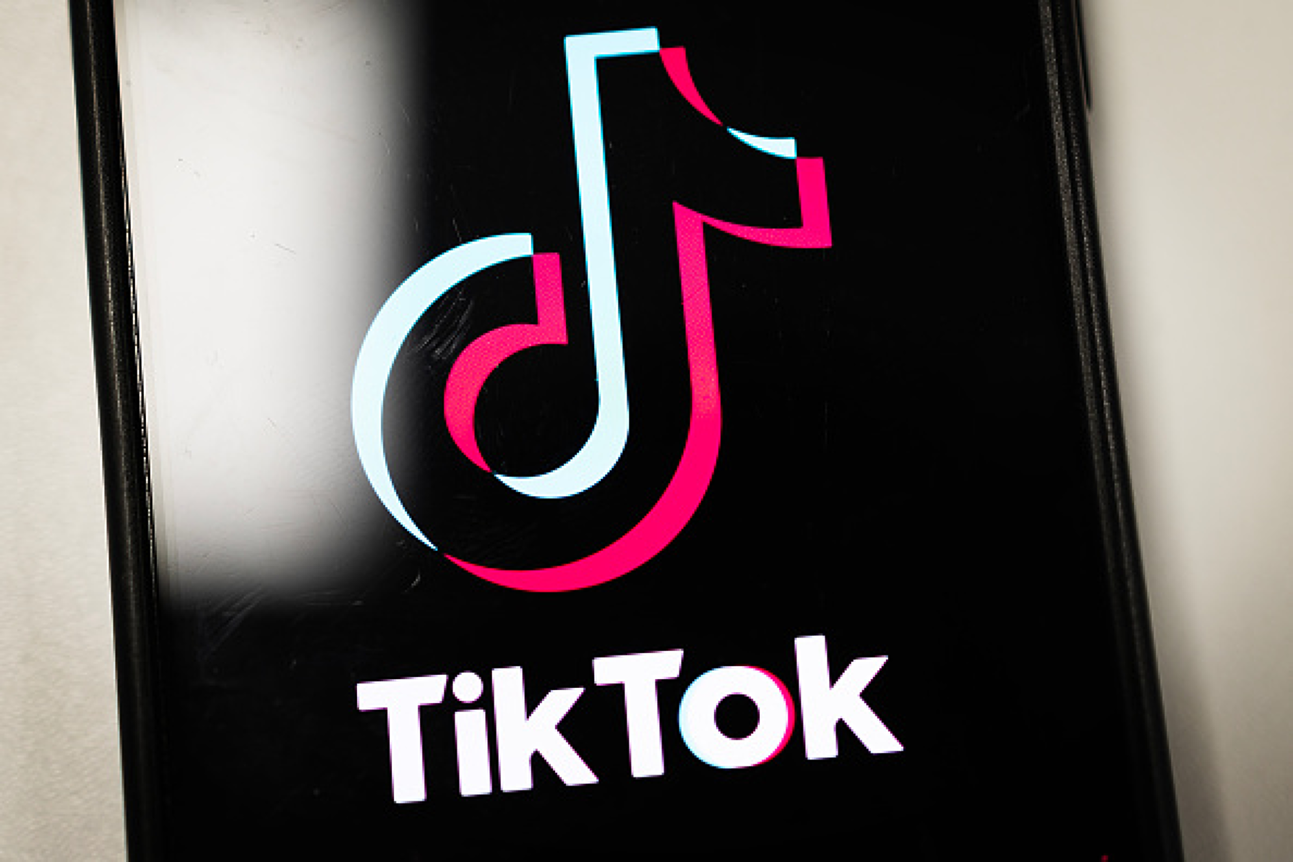 Инфлуенсърите на Tiktok избягаха от Румъния,  преследвани от данъчните власти 