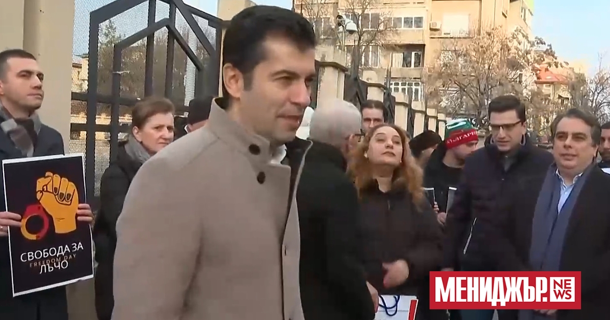 От Продължаваме Промяната се събраха на протест пред съда, където се гледа