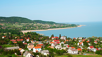 Андре Иван и съпругата му се преместват в село в