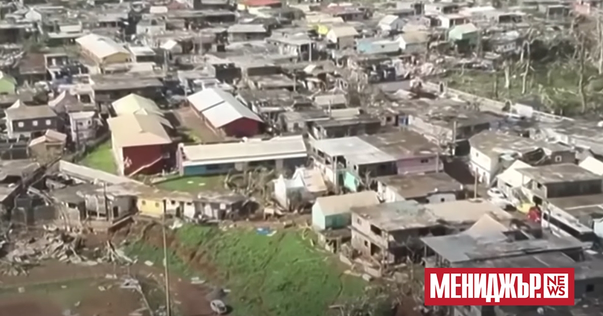 Служители на службата за спешна помощ възстановяват основните услуги на