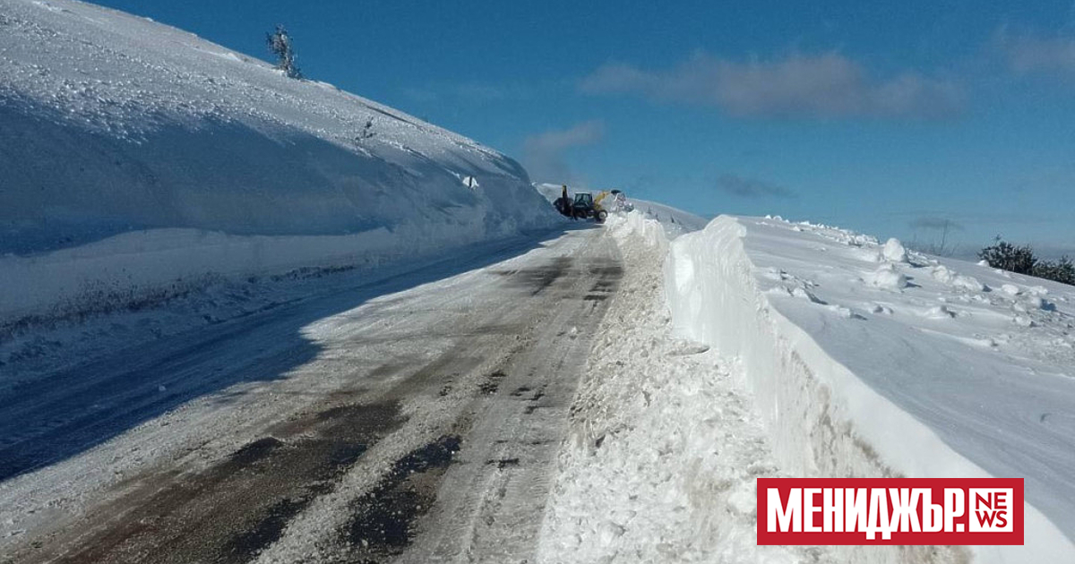 Продължава разчистването на 3-метровите преспи на Троянския проход. Снегорините достигнаха